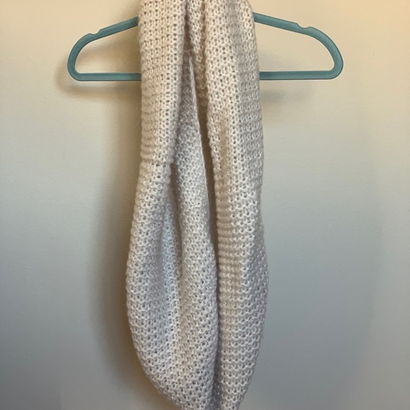 ❄️✨H&M Infinity Scarf ✨❄️ - Picture 2 of 4